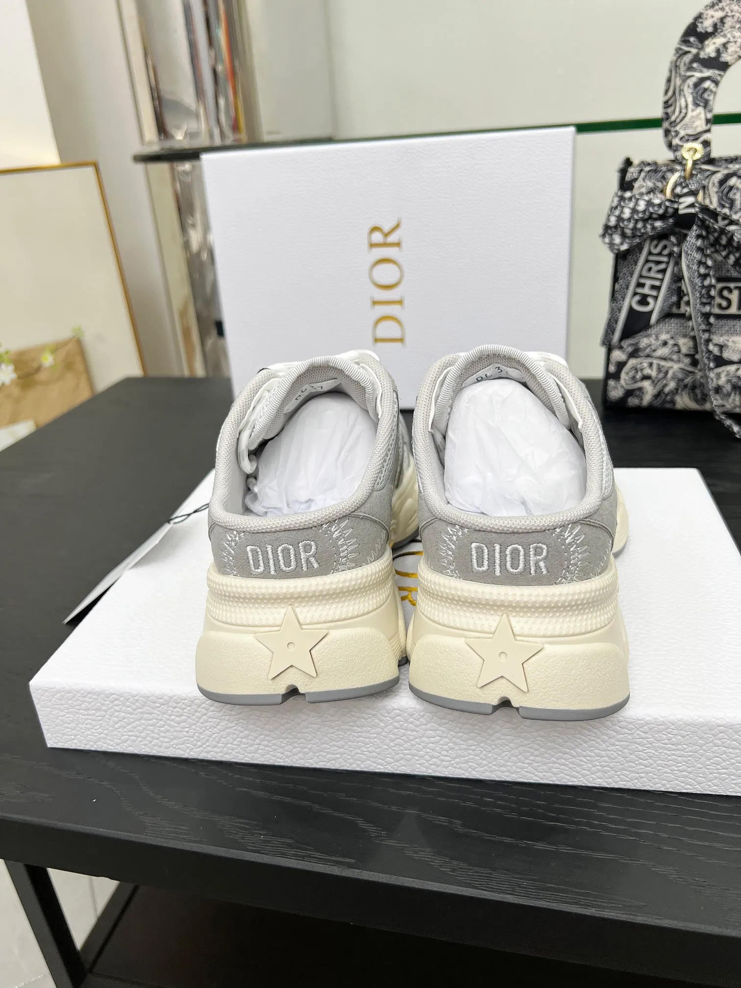 👟👟Ex-factory price 560👟👟 This Dior Chrono sports half slipper reinterprets running shoes in Dior's high-end style. Mesh fabric with white and sky blue leather effect panels, CD logo on both sides, star patch on the tongue and Dior logo on the back, many classic details highlight the style. Featuring two-tone laces, a lightweight sole and star embellishments for a casual look all year round. Size: Women’s code 35#-41# Men’s code 40#-46#